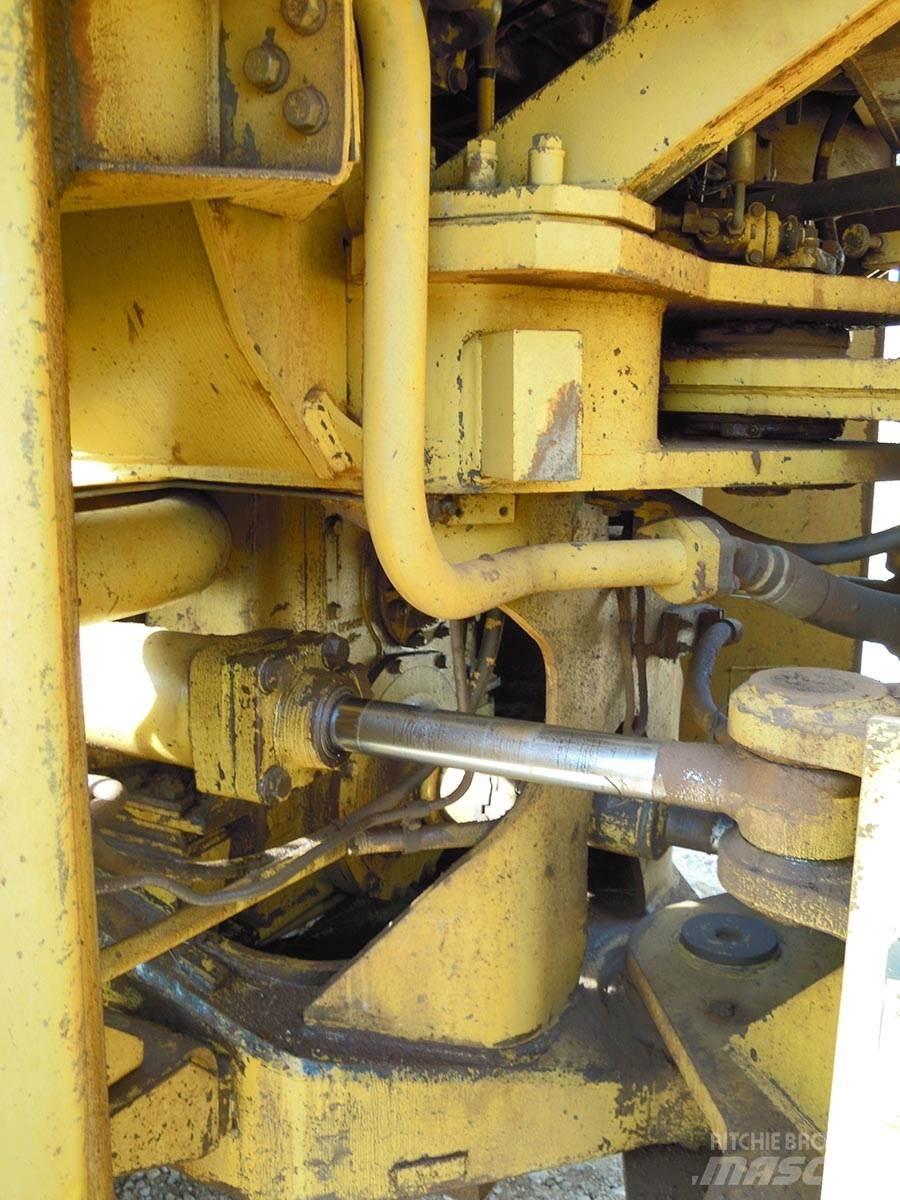 CAT 988B Pale gommate