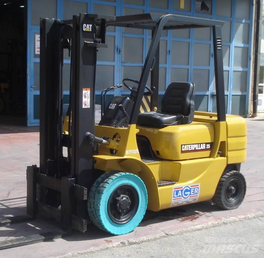 CAT GP25 Carrelli elevatori GPL