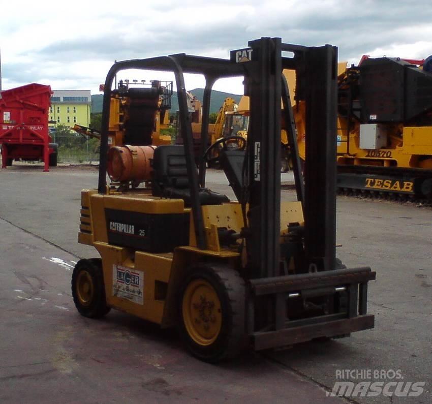 CAT GP25-2 Carrelli elevatori GPL