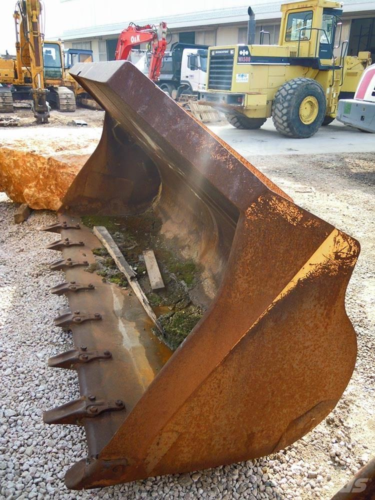 Komatsu WA500-1 Pale gommate