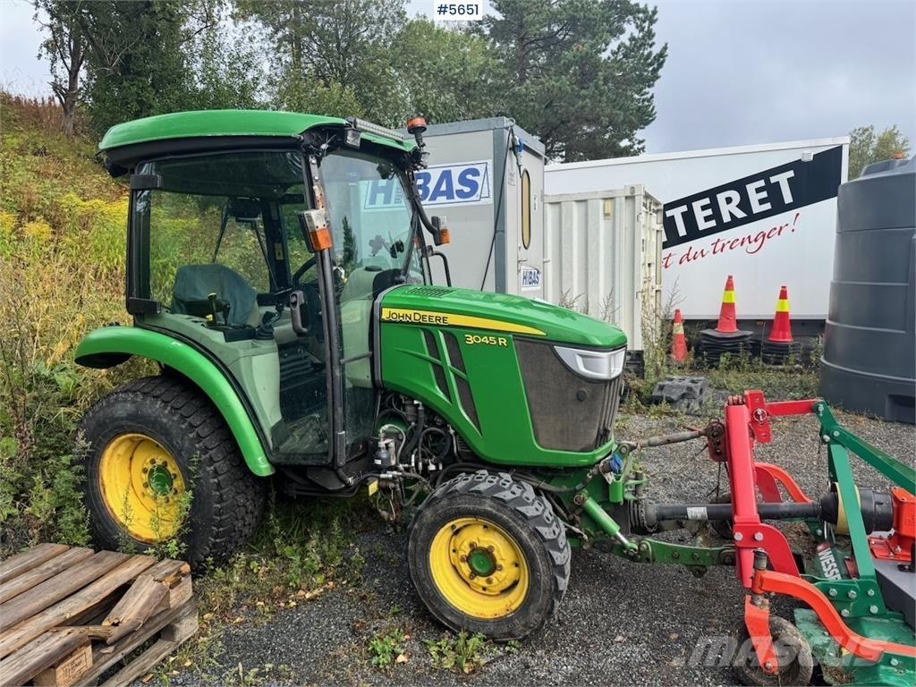 John Deere 3045R Trattori