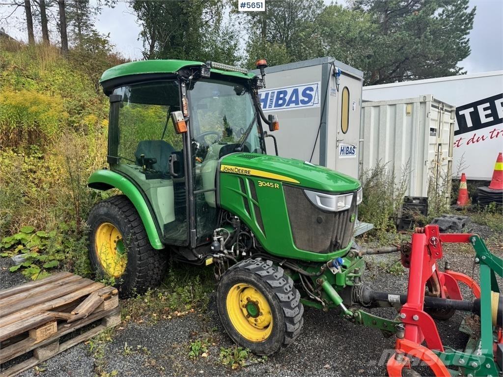 John Deere 3045R Trattori