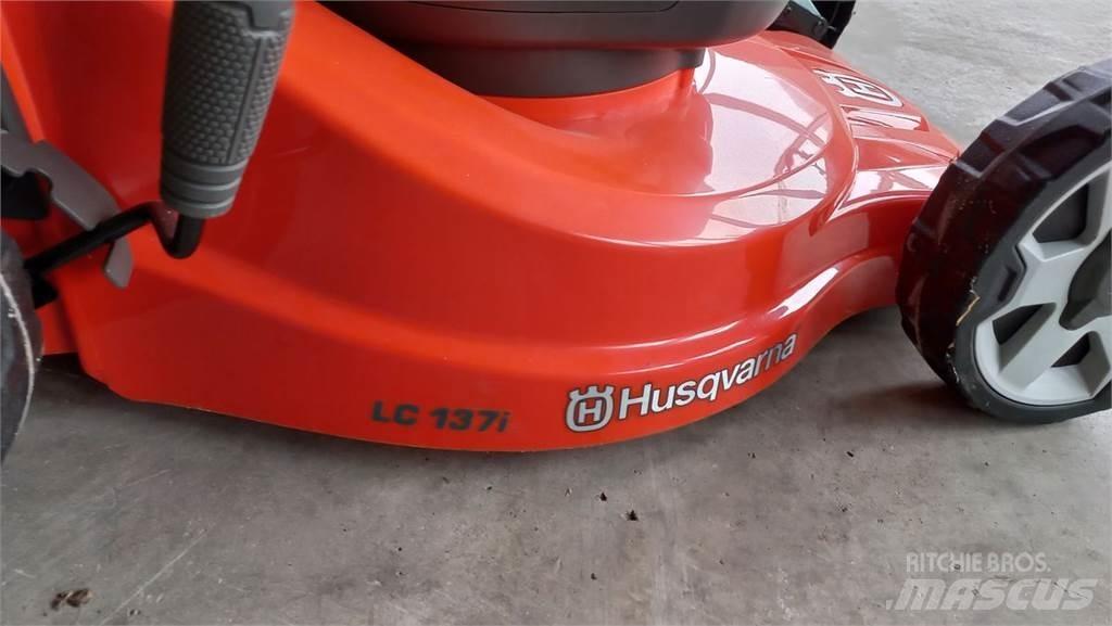 Husqvarna LC 137i Trattorini tagliaerba