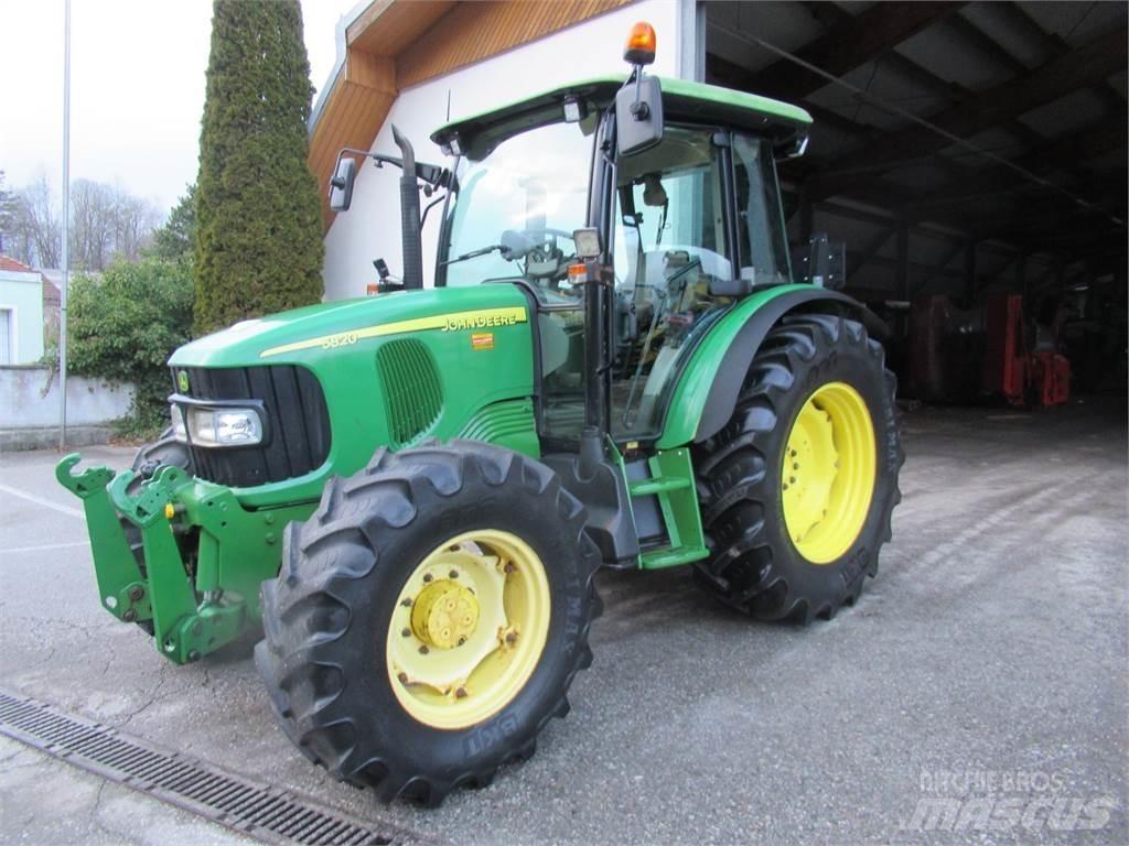 John Deere 5820 Trattori