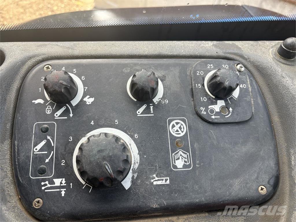 New Holland TS115 Trattori