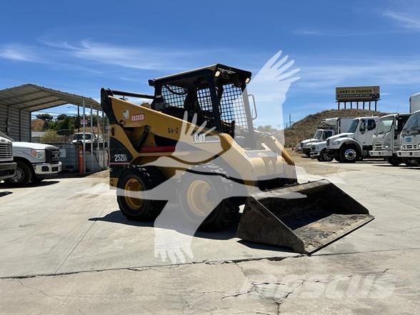 CAT 252B Mini Pale Gommate