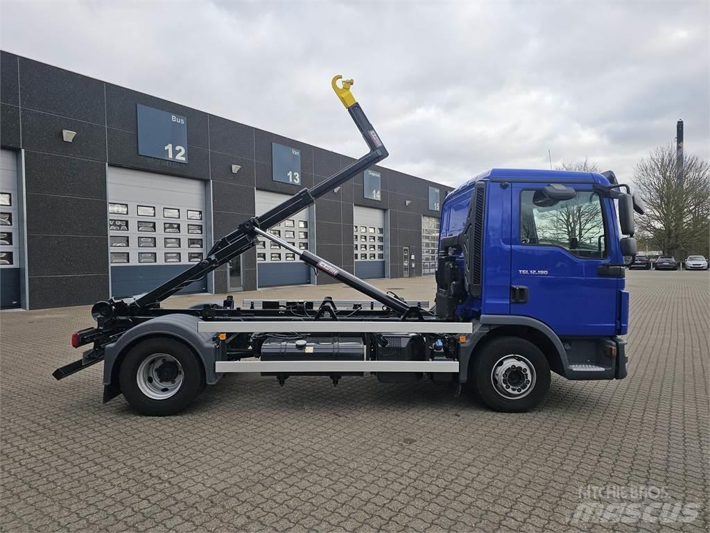 MAN TGL 12.190 BL Camion con gancio di sollevamento