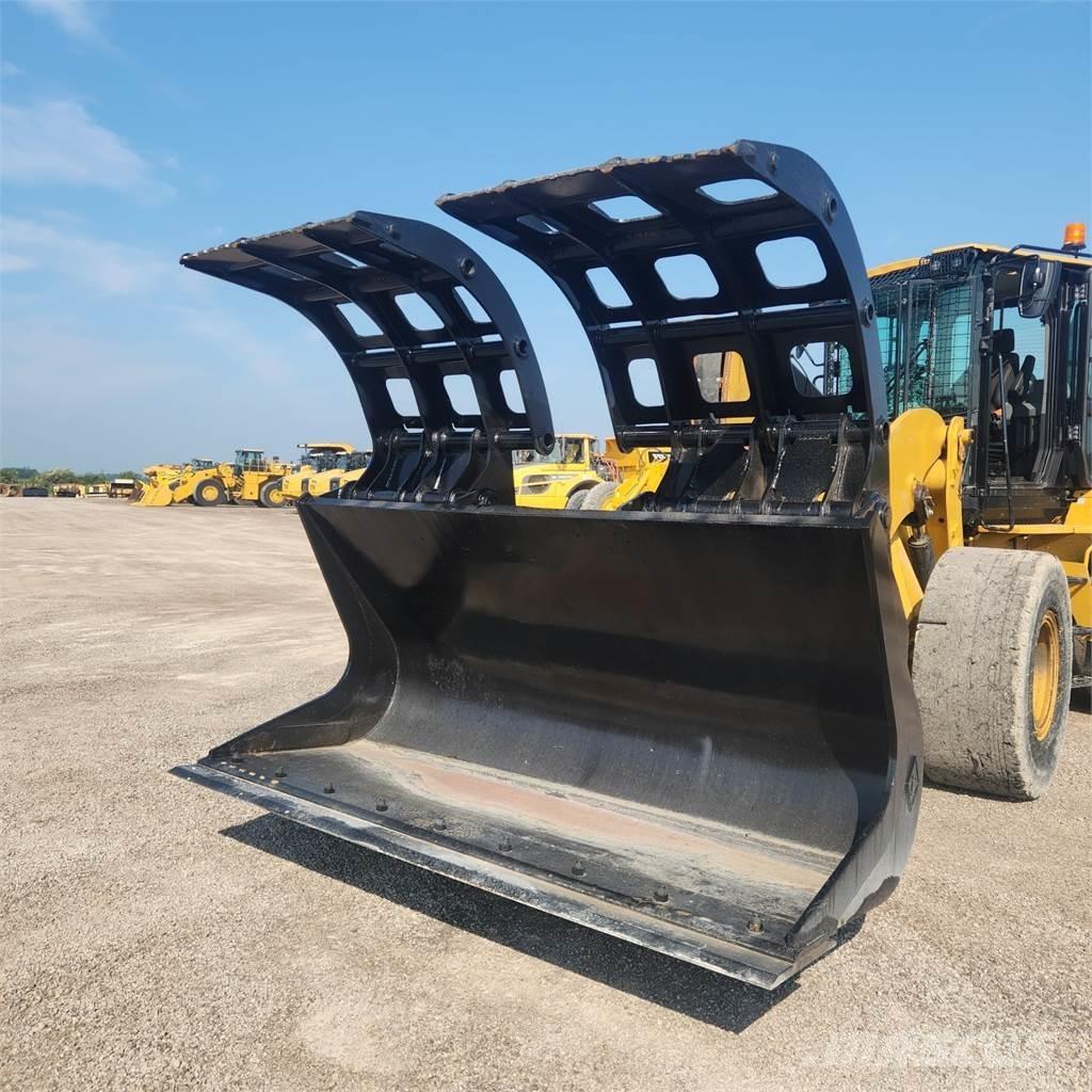 CAT 938M Pale gommate
