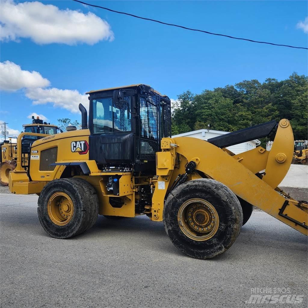 CAT 938M Pale gommate