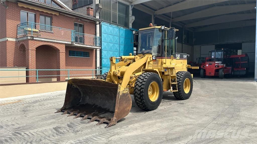 CAT 924F Pale gommate