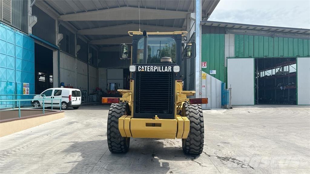 CAT 924F Pale gommate