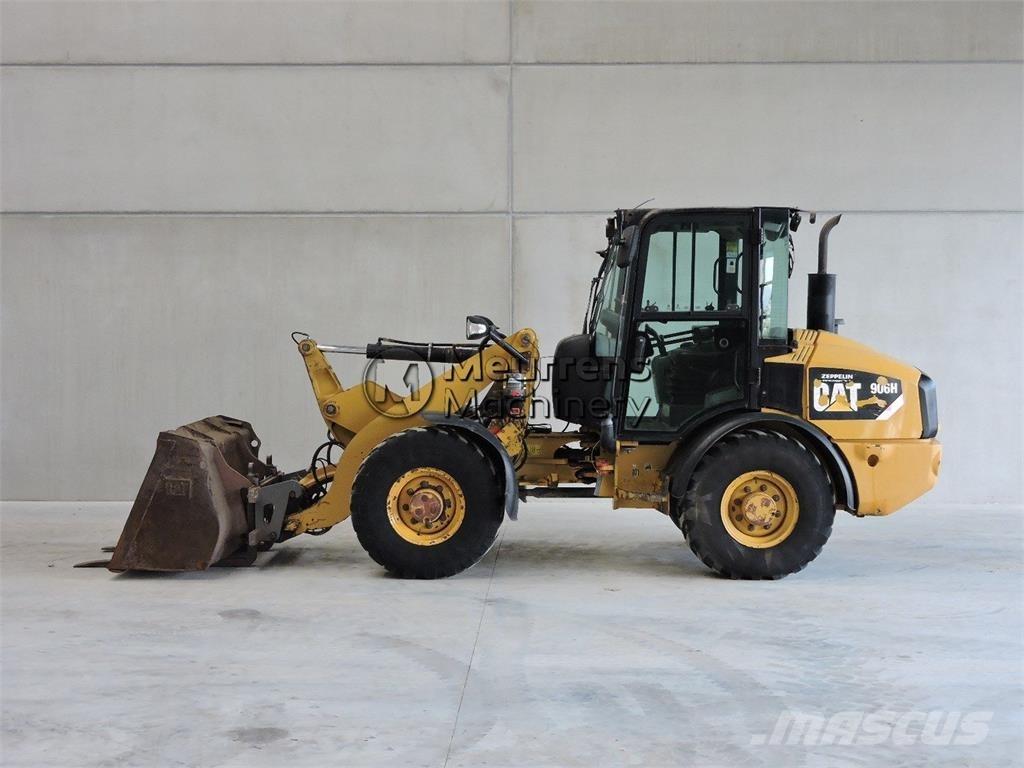 CAT 906 H + FORK Pale gommate