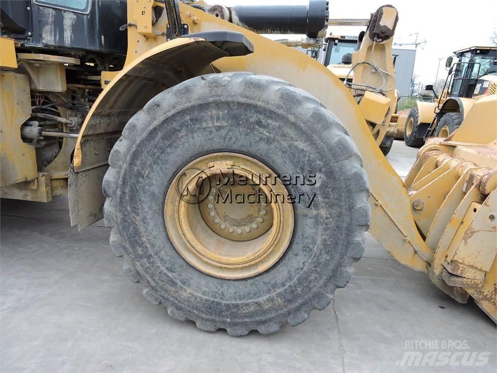 CAT 972M Pale gommate