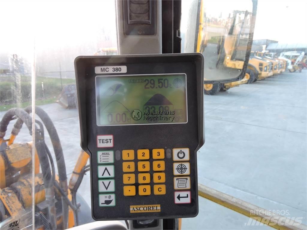 JCB 436B Pale gommate