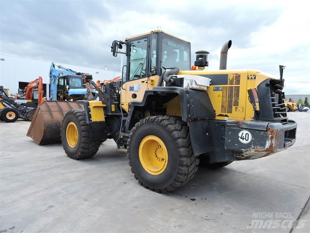 Komatsu WA320 Pale gommate
