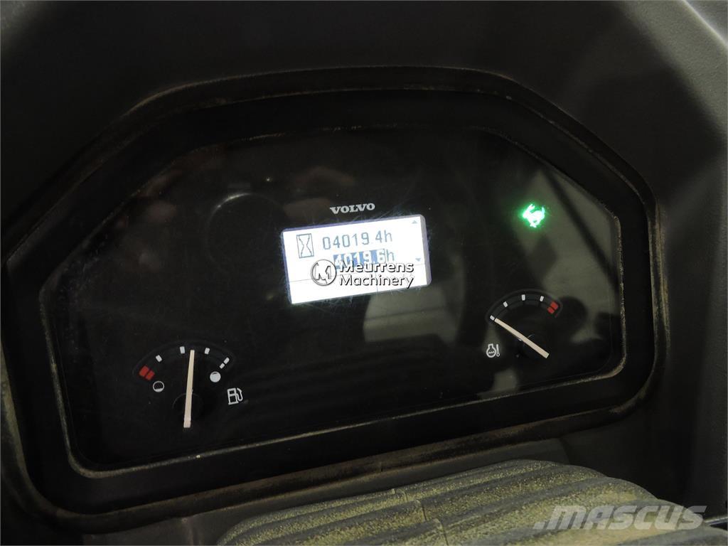 Volvo L30G + FORK Pale gommate