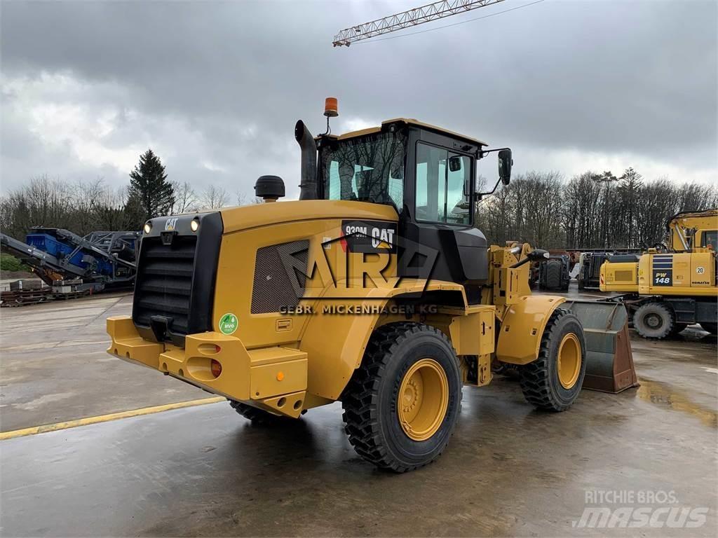 CAT 930M Pale gommate