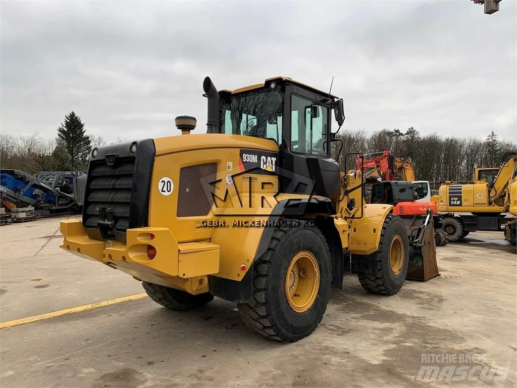 CAT 930M Pale gommate