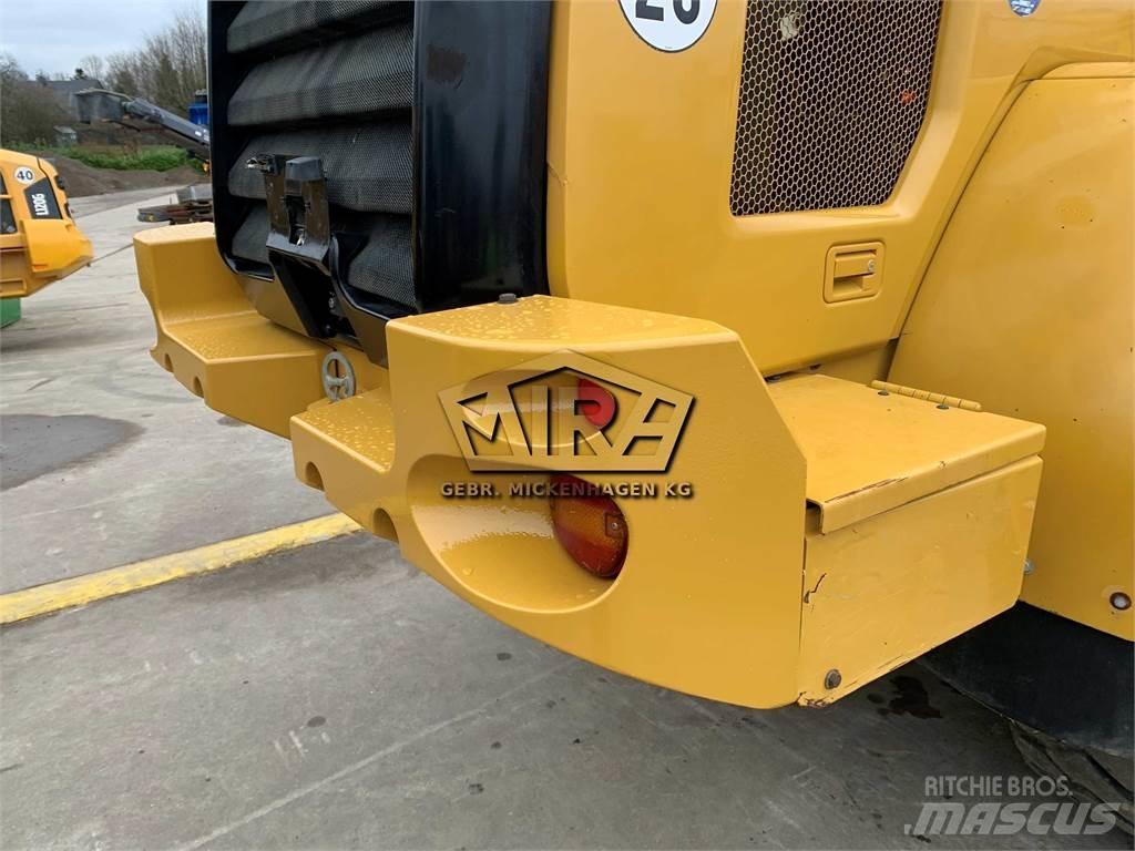 CAT 930M Pale gommate