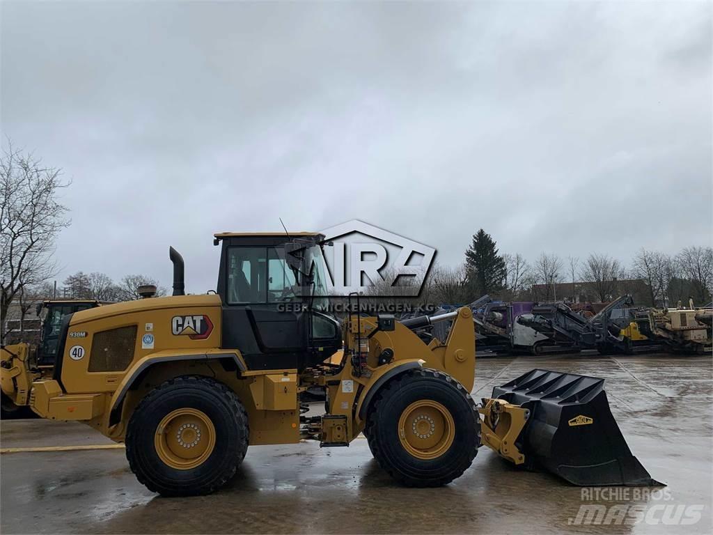 CAT 930M Pale gommate