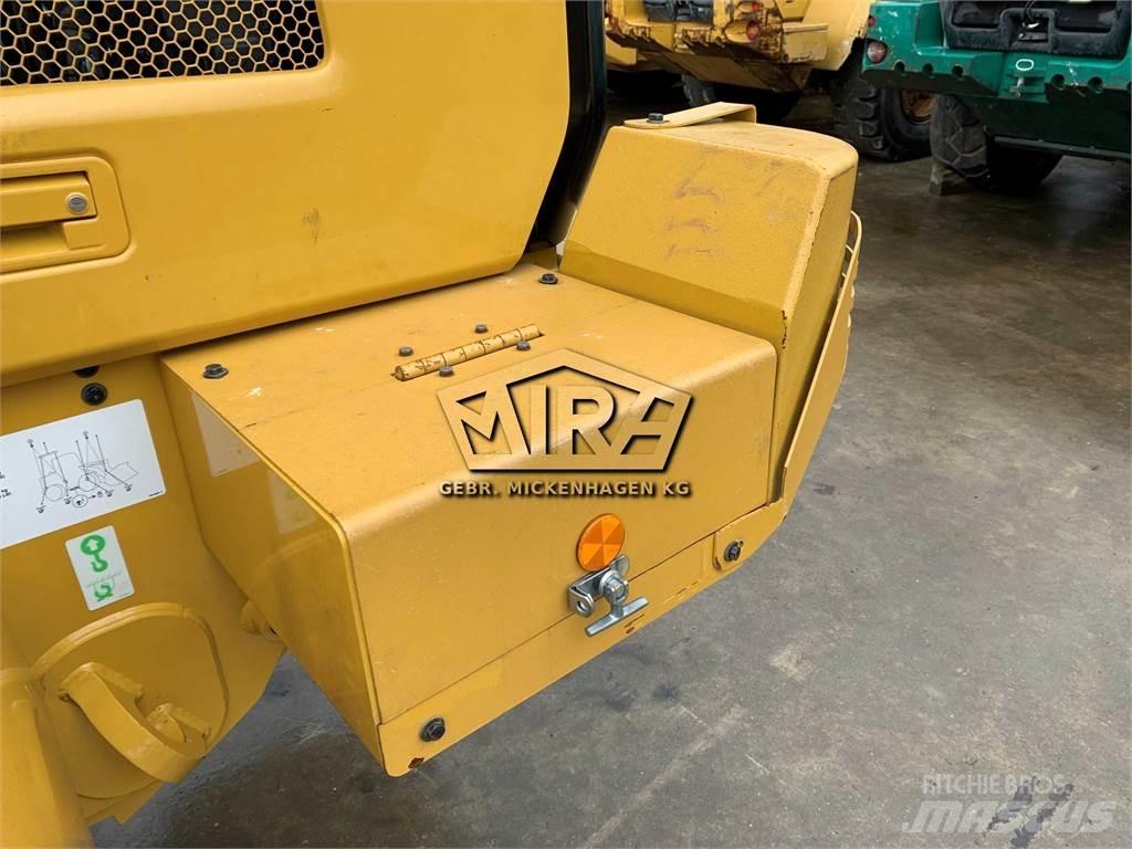 CAT 930M Pale gommate