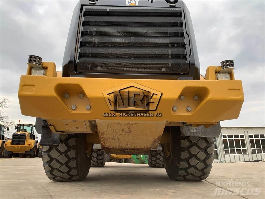 CAT 966M Pale gommate
