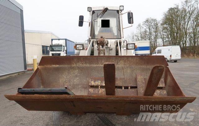 CAT 910 E Pale gommate