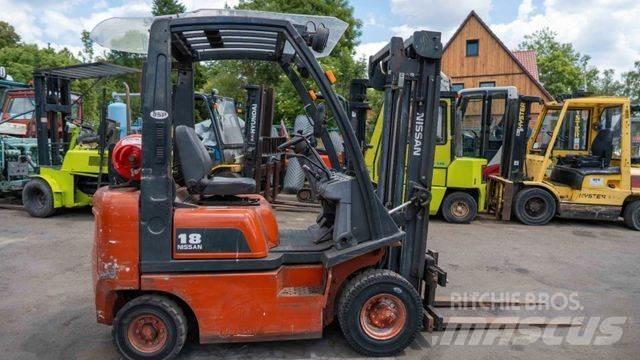 Nissan 18 Carrelli elevatori GPL