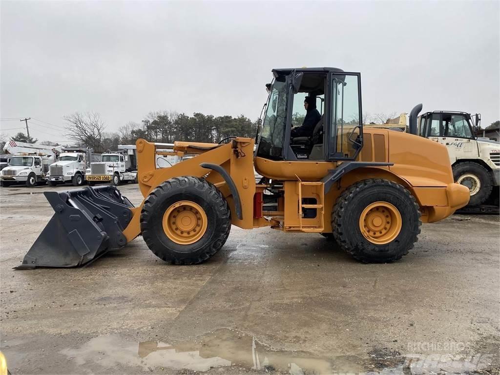 CASE 721E Pale gommate