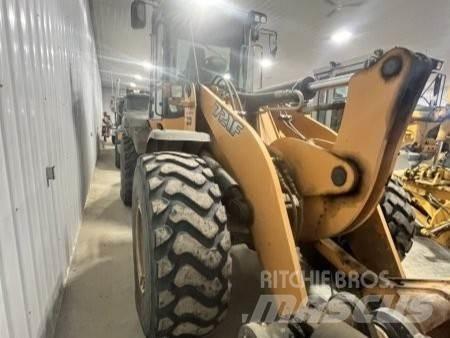CASE 721F Pale gommate
