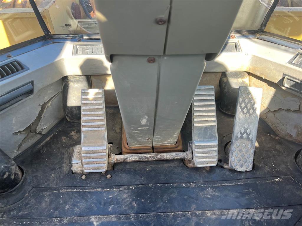 CASE 821C Pale gommate