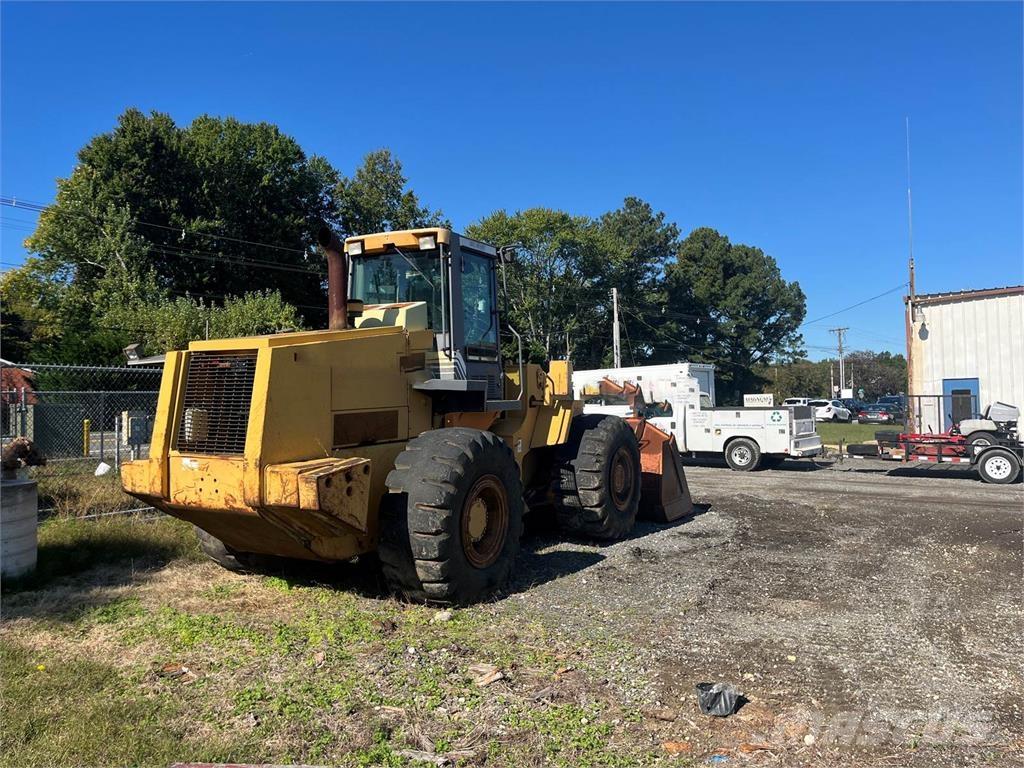 CASE 821C Pale gommate