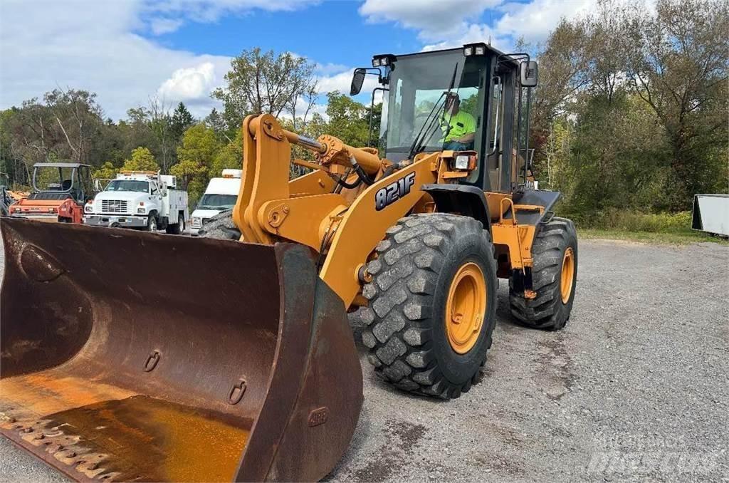 CASE 821F Pale gommate