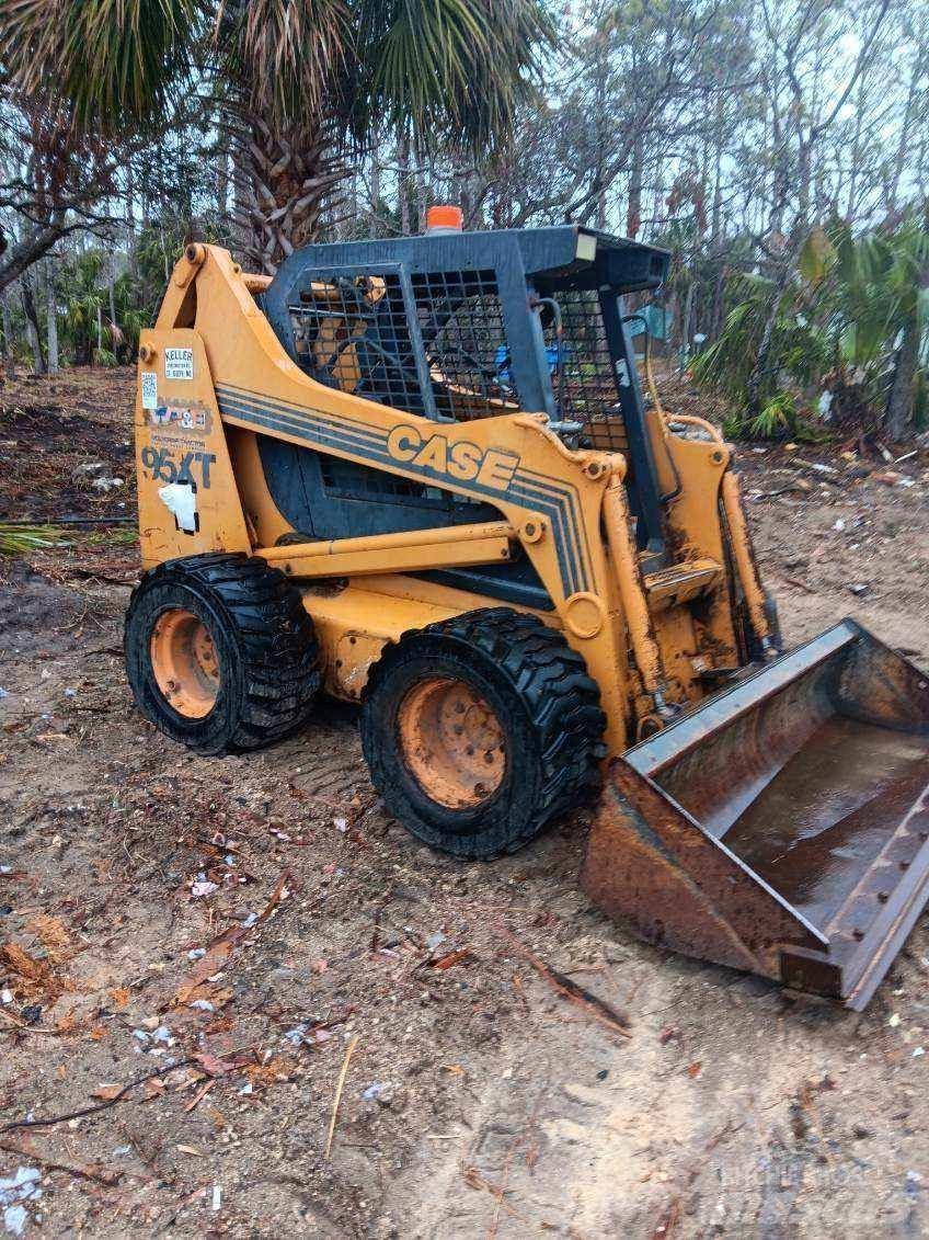 CASE 95XT Mini Pale Gommate