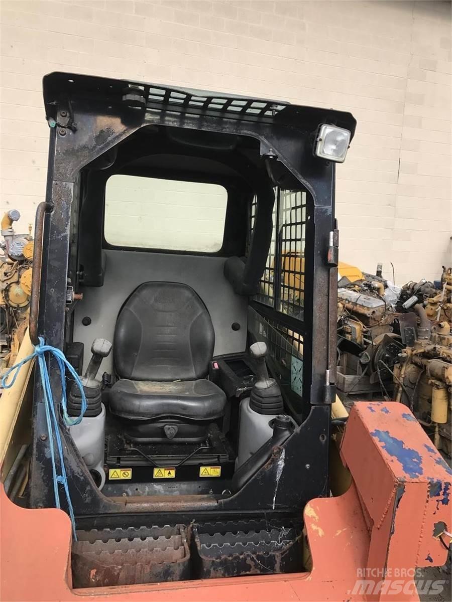 CAT 226B Mini Pale Gommate