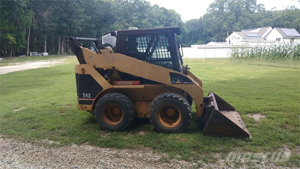 CAT 242 Mini Pale Gommate