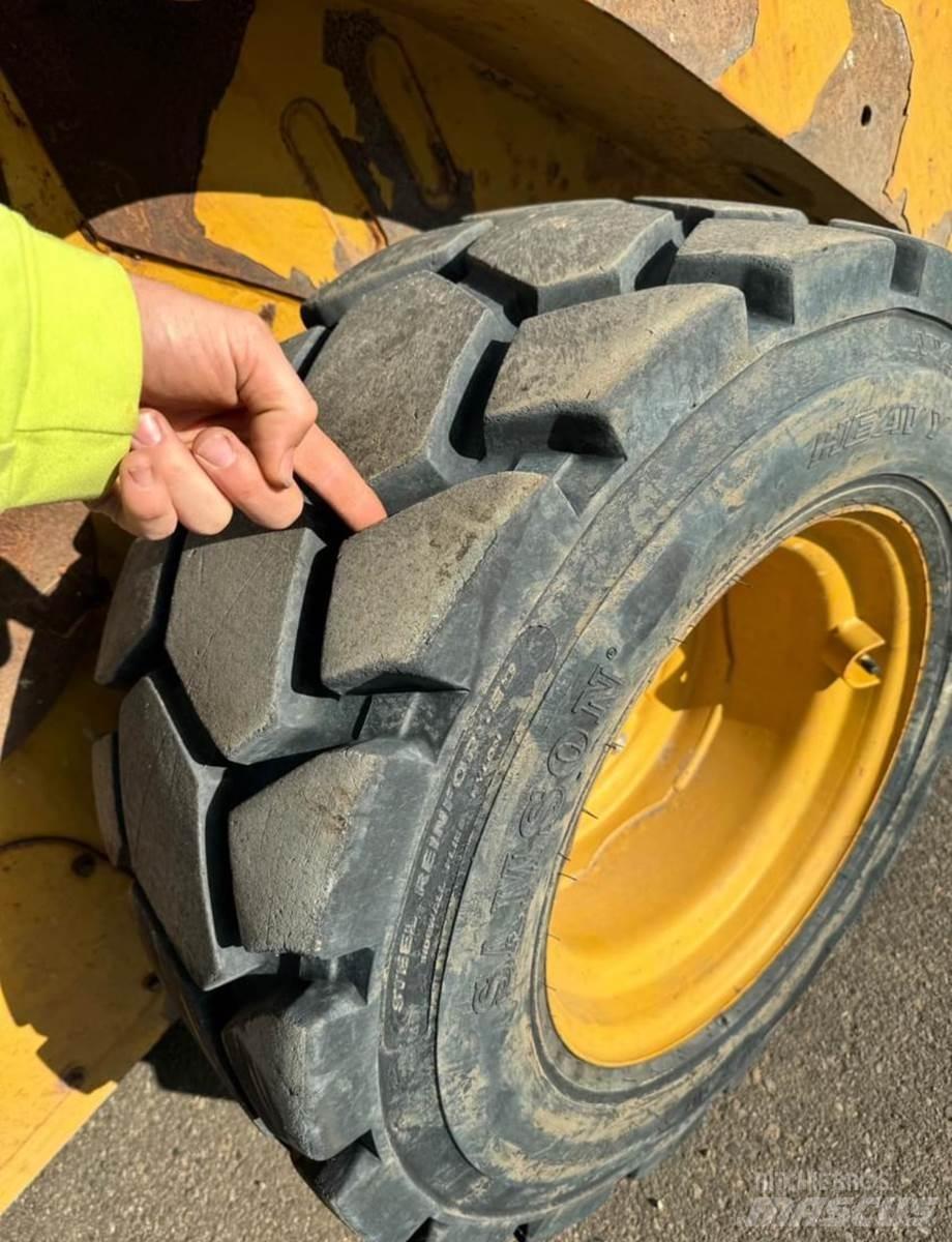 CAT 246C Mini Pale Gommate