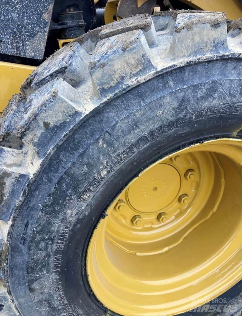 CAT 262D Mini Pale Gommate