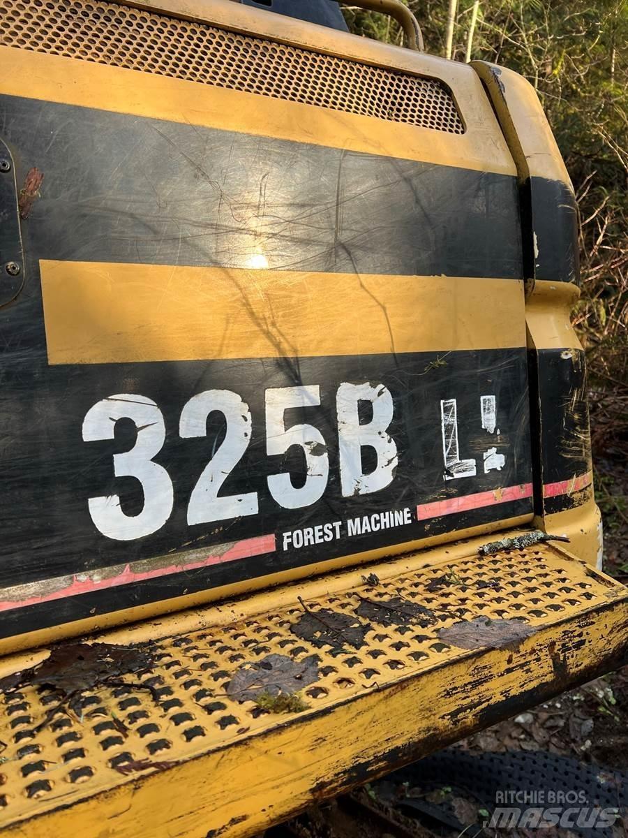 CAT 325BL Caricatronchi con base su rimorchio