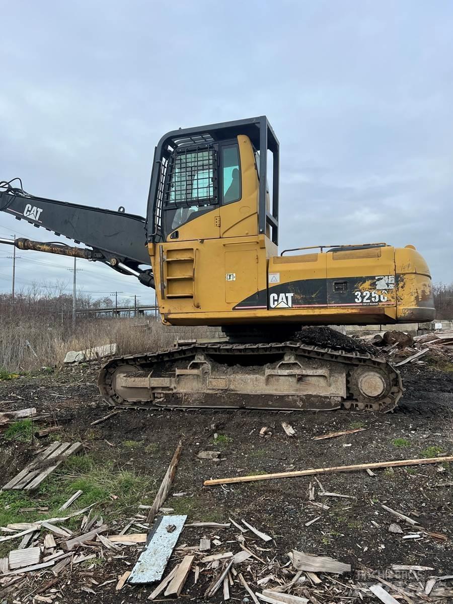 CAT 325C Caricatronchi con base su rimorchio