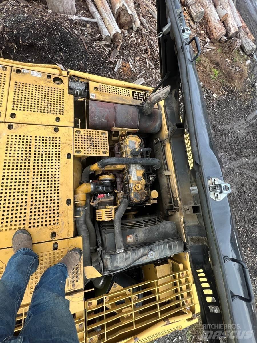 CAT 325C Caricatronchi con base su rimorchio