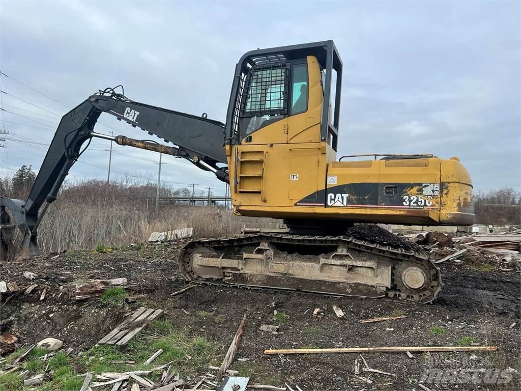 CAT 325C Caricatronchi con base su rimorchio