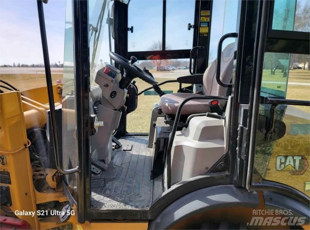 CAT 903D Pale gommate