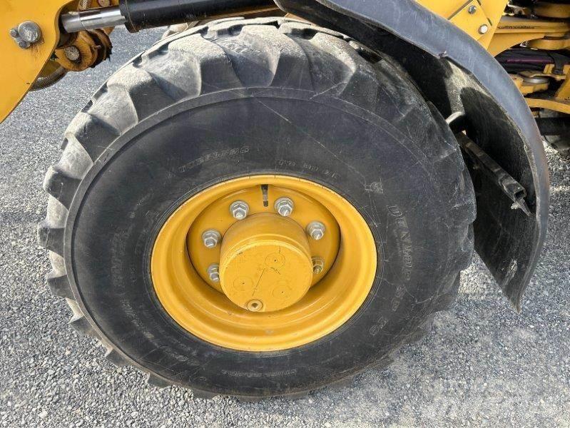 CAT 906M Pale gommate