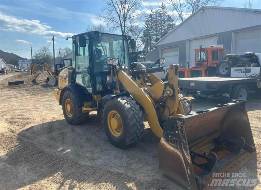 CAT 906M Pale gommate