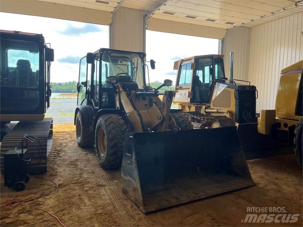 CAT 908M Pale gommate