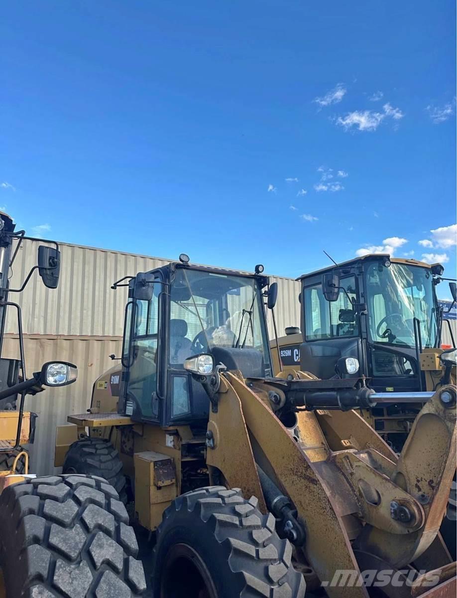 CAT 910M Pale gommate