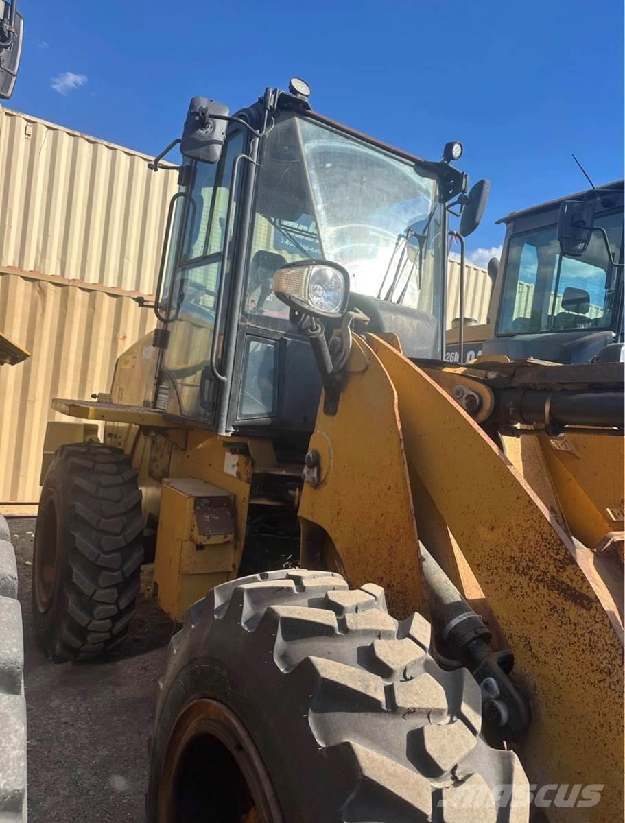 CAT 910M Pale gommate