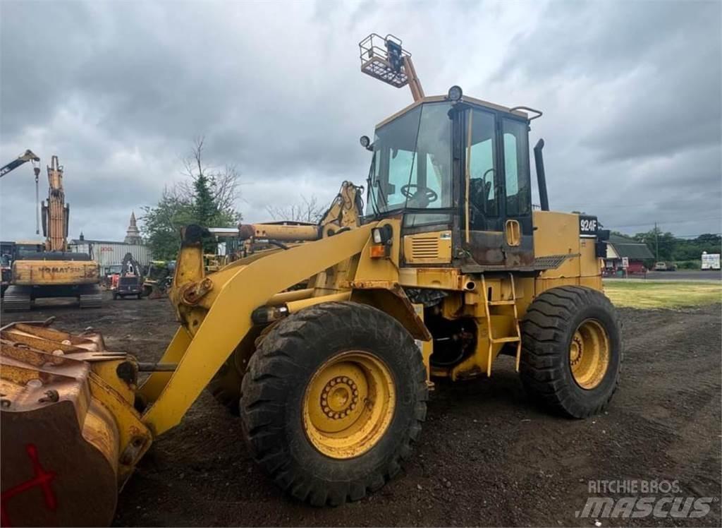 CAT 924F Pale gommate