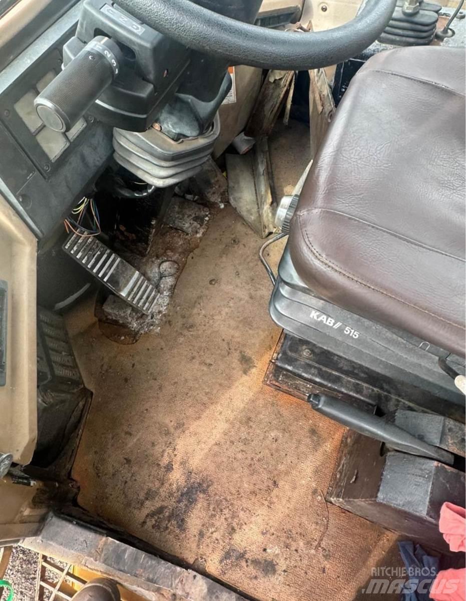 CAT 924F Pale gommate